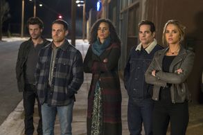 Arielle Kebbel, Yul Vazquez, Parisa Fitz-Henley, Dylan Bruce, and François Arnaud in Midnight, Texas (2017)