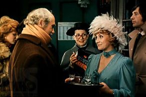 Aleksandr Abdulov, Sofiko Chiaureli, Lyudmila Dmitrieva, and Leonid Kuravlyov in Ishchite zhenshchinu (1983)