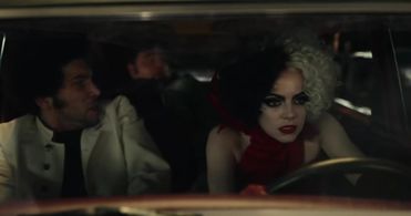 Emma Stone, Joel Fry, and Paul Walter Hauser in Cruella (2021)