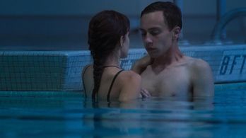 Keir Gilchrist and Aubrey Peeples in Heartthrob (2017)