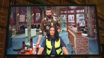 Fernando Gil and Chanel Terrero in La Peluquería (2017)