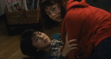 Hitomi Satô and Yûko Takeuchi in Ringu (1998)