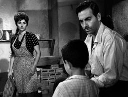 Ayhan Isik, Sezer Sezin, and Küçük Kenan in Tricycle (1962)