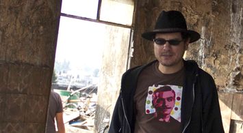 Carlos Cuarón on the set of Besos de azúcar