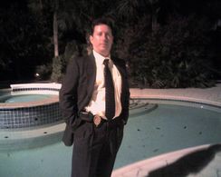 Leo as Detective Hartley on an episode of One Tree Hill