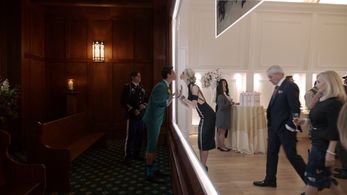 Teryl Rothery, Robbie Amell, Kevin Bigley, and Allegra Edwards in Upload (2020)