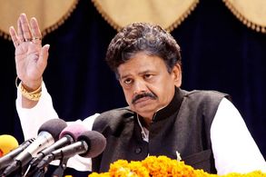 Vinay Apte in Badam Rani Gulam Chor (2012)