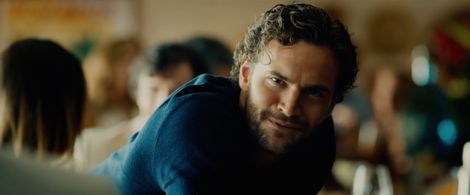 Tom Bateman in Snatched (2017)