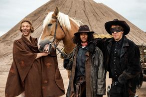 Ona Huczkowski, Aku Hirviniemi, and Andrei Alén in Hirttämättömät (2023)