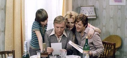 Tatyana Lebedeva, Nikolay Penkov, Roman Trukhmanov, and Aleksandr Zbruev in Tayna zapisnoy knizhki (1981)