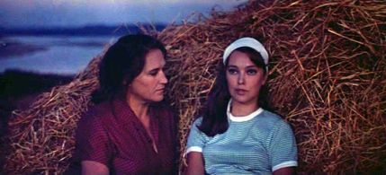 Lyudmila Gladunko and Nonna Mordyukova in Russkoye pole (1972)