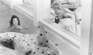 Eric Idle and Catherine Zeta-Jones in Splitting Heirs (1993)