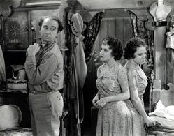 Roscoe Ates, Daisy Hilton, and Violet Hilton in Freaks (1932)
