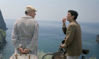Philippe Noiret and Massimo Troisi in The Postman (1994)