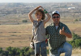 Evan and director Phil Mucci on the set of Korn's Oildale video shoot