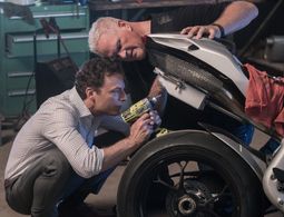 Justin Kirk and Abraham Benrubi in APB (2017)