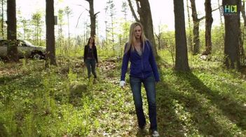 Maiara Walsh and Kelcie Stranahan in Last Hours in Suburbia (2012)