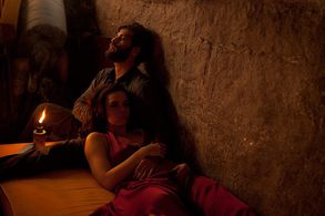 Regiane Alves and Bruno Gagliasso in Isolados (2014)
