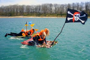 Lucilla Bellinga, Luan Bellinga, and Hassan Slaby in De Bellinga's: Vakantie op stelten (2023)