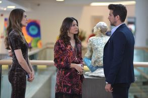 Demet Özdemir, Öznur Serçeler, and Birand Tunca in Erkenci Kus (2018)