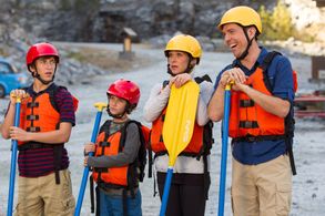 Christina Applegate, Ed Helms, Skyler Gisondo, and Steele Stebbins in Vacation (2015)