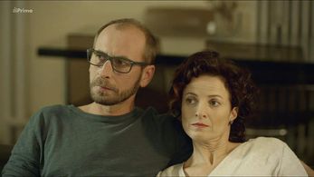 Peter Varga and Petra Jungmannová in Kapitán Exner (2017)