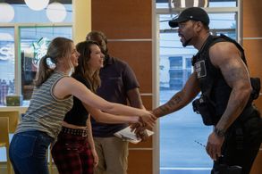Kadeem Hardison, Method Man, Maddie Phillips, and Anjelica Bette Fellini in Teenage Bounty Hunters (2020)