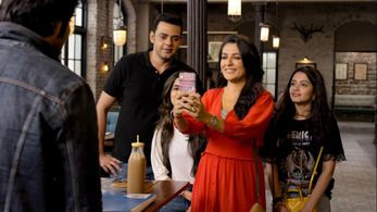 Cyrus Sahukar, Mini Mathur, Ali Fazal, Nikki Sharma, and Anandita Pagnis in Mind the Malhotras: He Says, She Says (2019)