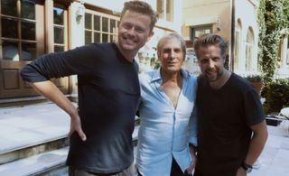 Michael Bolton, Fredrik Wikingsson, and Filip Hammar in Jorden runt på 6 steg (2015)