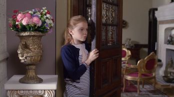 Ellie Botterill in Crown for Christmas (2015)