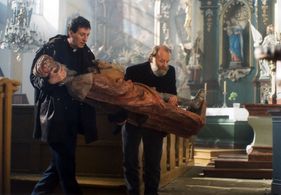 Jirí Pecha and Bolek Polívka in Forgotten Light (1996)