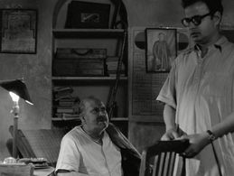 Anil Chatterjee and Haren Chatterjee in The Big City (1963)