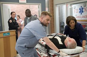 Anna Deavere Smith and Stephen Wallem in Nurse Jackie (2009)