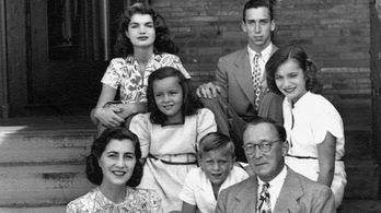 Jacqueline Kennedy, Lee Radziwill, Janet Auchincloss, and Hugh Auchincloss in A Tale of Two Sisters (2015)