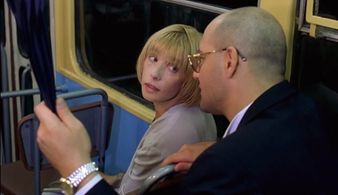 Vera Glagoleva and Maksim Sukhanov in Zhenshchin obizhat ne rekomenduetsya (2000)