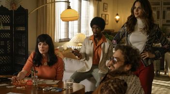 Dan Fogler, Peyton List, Lyndsy Fonseca, and Jay Pharoah in Spinning Gold (2023)