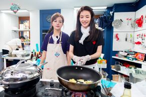 Shu Qi and Wei Zhao in Chinese Restaurant (2017)