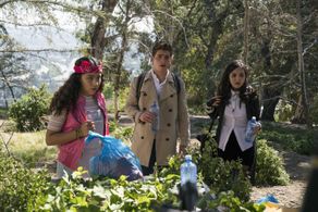 Gregg Sulkin, Lyrica Okano, and Allegra Acosta in Runaways (2017)