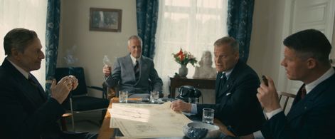 De forbandede år / Into the Darkness