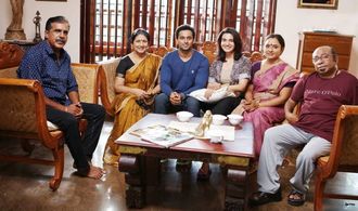 Honey Rose, Kochu Preman, Ambika Mohan, Nisha Sarangh, and Unni Mukundan in Avarude Raavukal (2017)