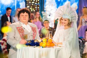 Aleksandra Bortich and Evgeniy Kulik in Evening Urgant: Blue Urgant (2018)