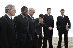 Victor Garber, Greg Grunberg, Carl Lumbly, Terry O'Quinn, Michael Vartan, and Kevin Weisman in Alias (2001)