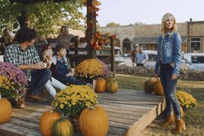 Danielle C. Ryan, Myko Olivier, Luke Loveless, and Skyler Elyse Philpot in Innamorarsi a Mountain View (2020)