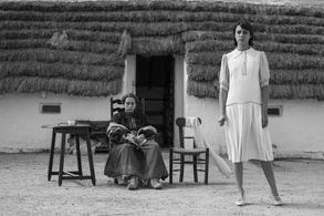 Still of Sara Casanovas and Greta Fernandez in Elisa and Marcela