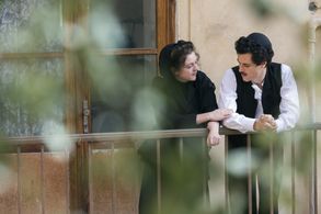 Helen Monks and Johnny Flynn in Genius (2017)