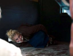 Camille Lou in Women at War: Épisode 7 (2022)