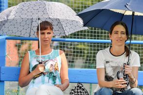 Jana Kolesárová and Lenka Vlasáková in How to Shake Off a Bride (2016)