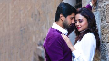 Amruta Khanvilkar and Shashank Ketkar in One Way Ticket (2016)
