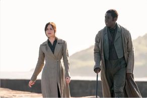 Still of Afolabi Alli & Dakota Johnson in Persuasion (2022)