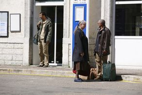 Samir Guesmi, Marina Vlady, and Amor Hakkar in A Few Days of Respite (2010)
